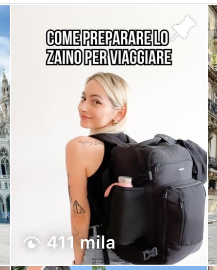 Donna con zaino nero grande, pronta per viaggiare, accento sul tema: come preparare lo zaino per viaggiare (copertina video).